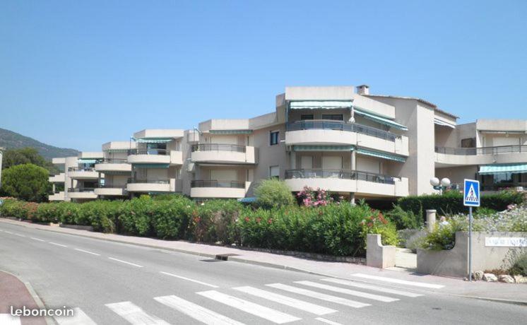 Studio De 27 M² + 70 M² De Jardin A 100 M Des Plages كافالير سور مير المظهر الخارجي الصورة